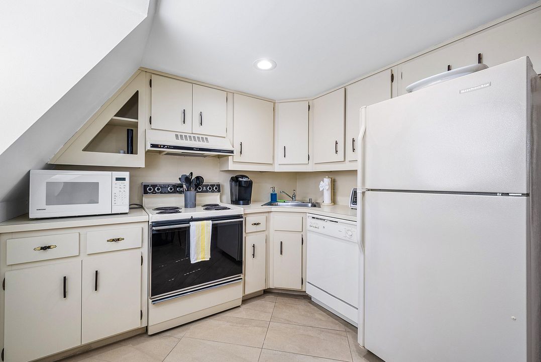 Active With Contract: $1,845,000 (3 beds, 3 baths, 2118 Square Feet)