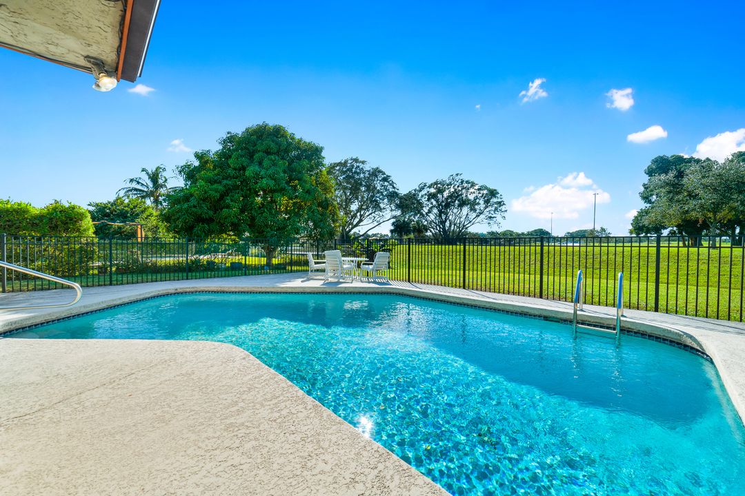 合同活跃: $530,000 (4 贝兹, 2 浴室, 1785 平方英尺)