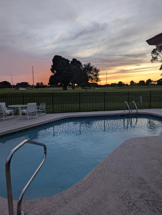 合同活跃: $530,000 (4 贝兹, 2 浴室, 1785 平方英尺)