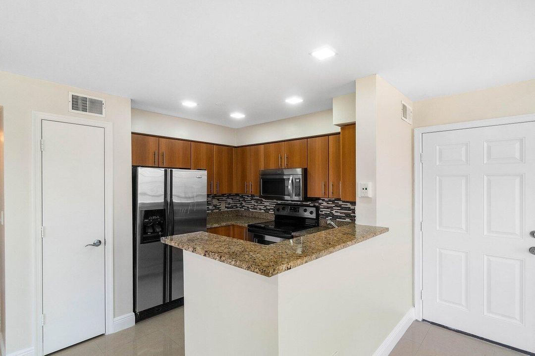 Activo con contrato: $2,500 (2 camas, 2 baños, 948 Pies cuadrados)