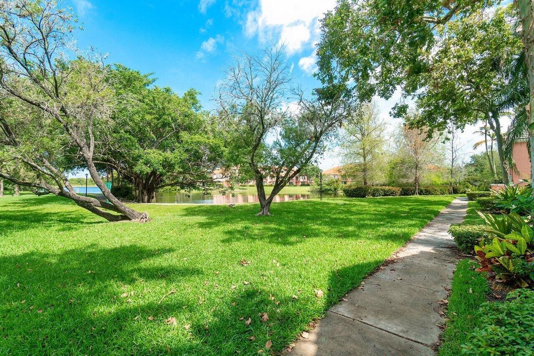 Activo con contrato: $2,500 (2 camas, 2 baños, 948 Pies cuadrados)