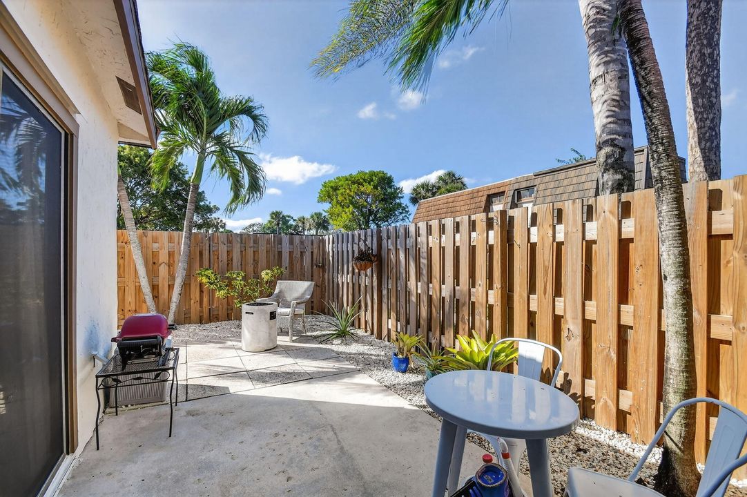 合同活跃: $285,000 (2 贝兹, 2 浴室, 1137 平方英尺)