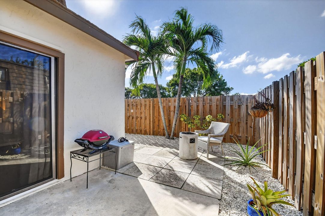 合同活跃: $285,000 (2 贝兹, 2 浴室, 1137 平方英尺)