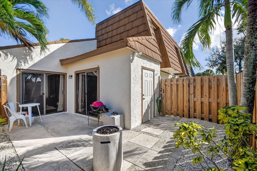 合同活跃: $285,000 (2 贝兹, 2 浴室, 1137 平方英尺)