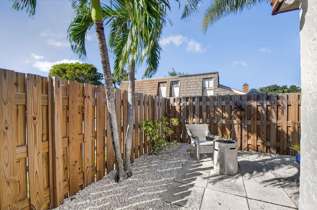 合同活跃: $285,000 (2 贝兹, 2 浴室, 1137 平方英尺)