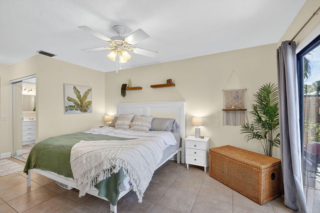 合同活跃: $285,000 (2 贝兹, 2 浴室, 1137 平方英尺)