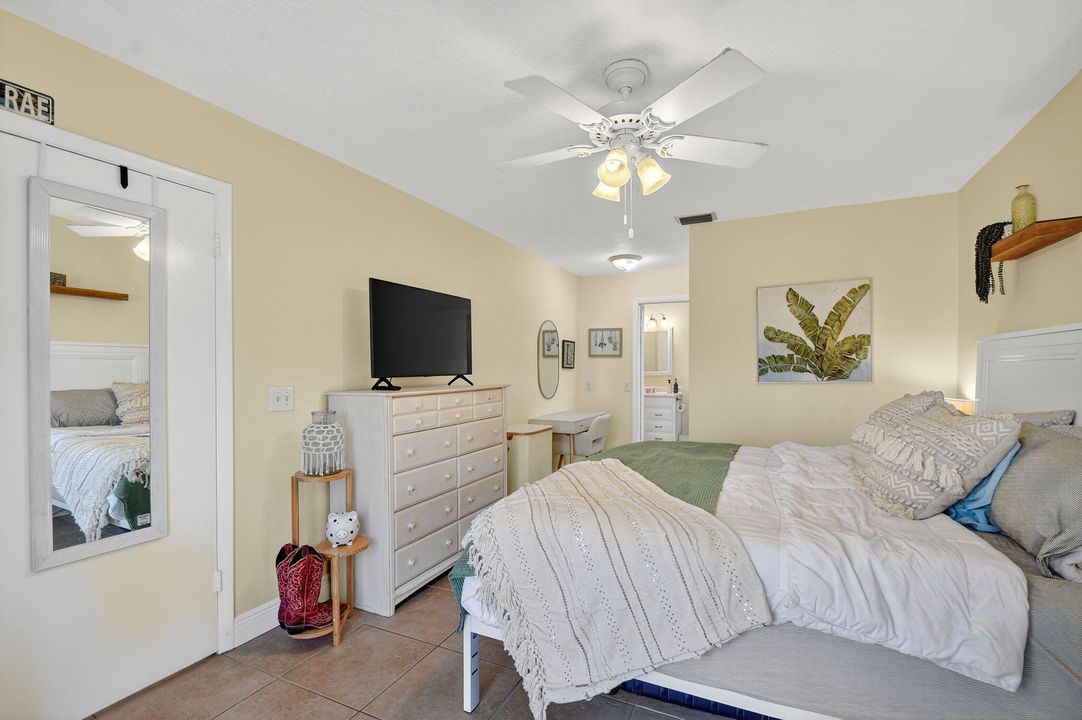 合同活跃: $285,000 (2 贝兹, 2 浴室, 1137 平方英尺)