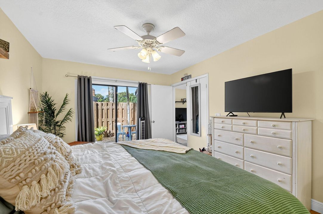 合同活跃: $285,000 (2 贝兹, 2 浴室, 1137 平方英尺)