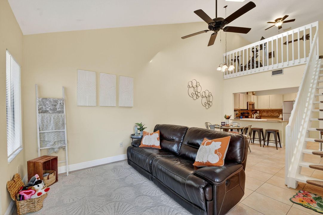 合同活跃: $285,000 (2 贝兹, 2 浴室, 1137 平方英尺)