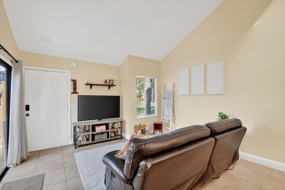 合同活跃: $285,000 (2 贝兹, 2 浴室, 1137 平方英尺)