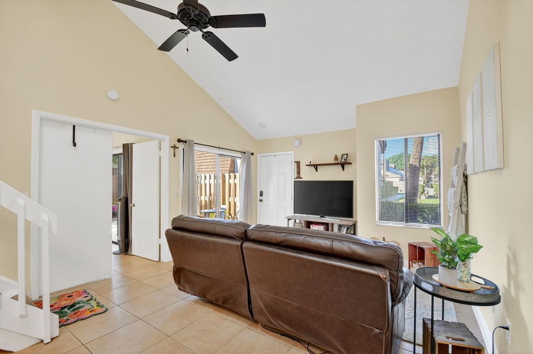 合同活跃: $285,000 (2 贝兹, 2 浴室, 1137 平方英尺)