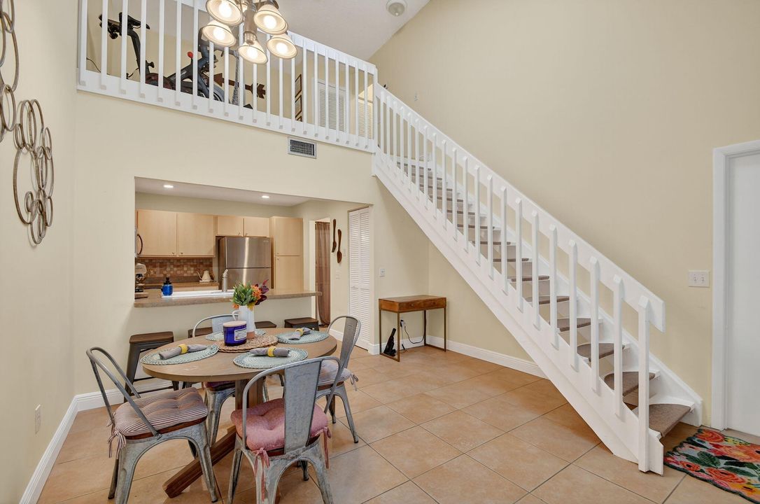 合同活跃: $285,000 (2 贝兹, 2 浴室, 1137 平方英尺)