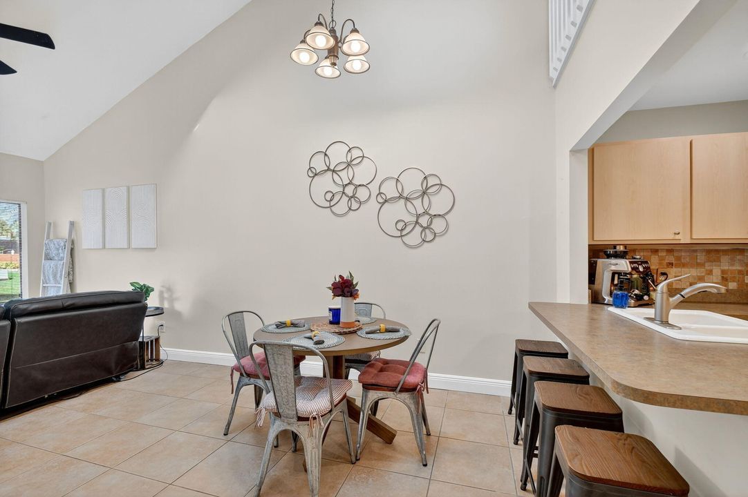 合同活跃: $285,000 (2 贝兹, 2 浴室, 1137 平方英尺)