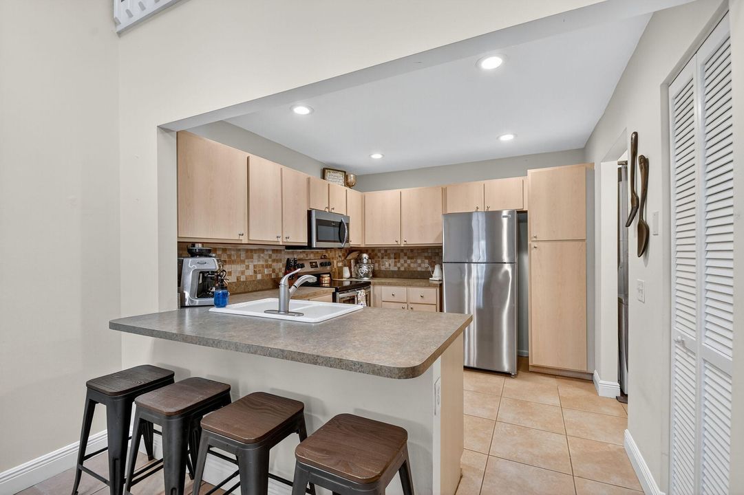 合同活跃: $285,000 (2 贝兹, 2 浴室, 1137 平方英尺)