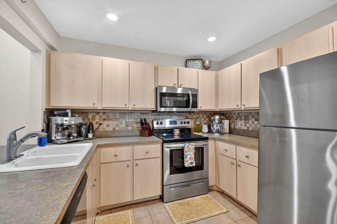 合同活跃: $285,000 (2 贝兹, 2 浴室, 1137 平方英尺)