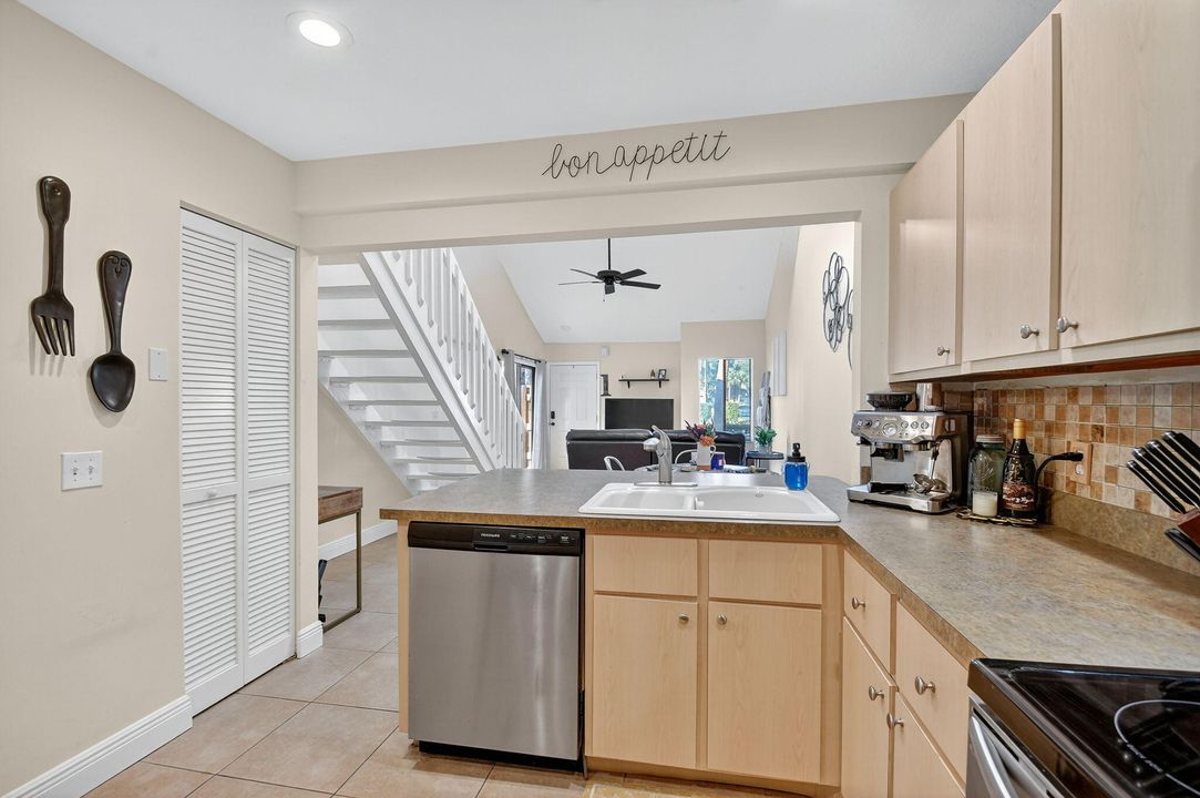 合同活跃: $285,000 (2 贝兹, 2 浴室, 1137 平方英尺)