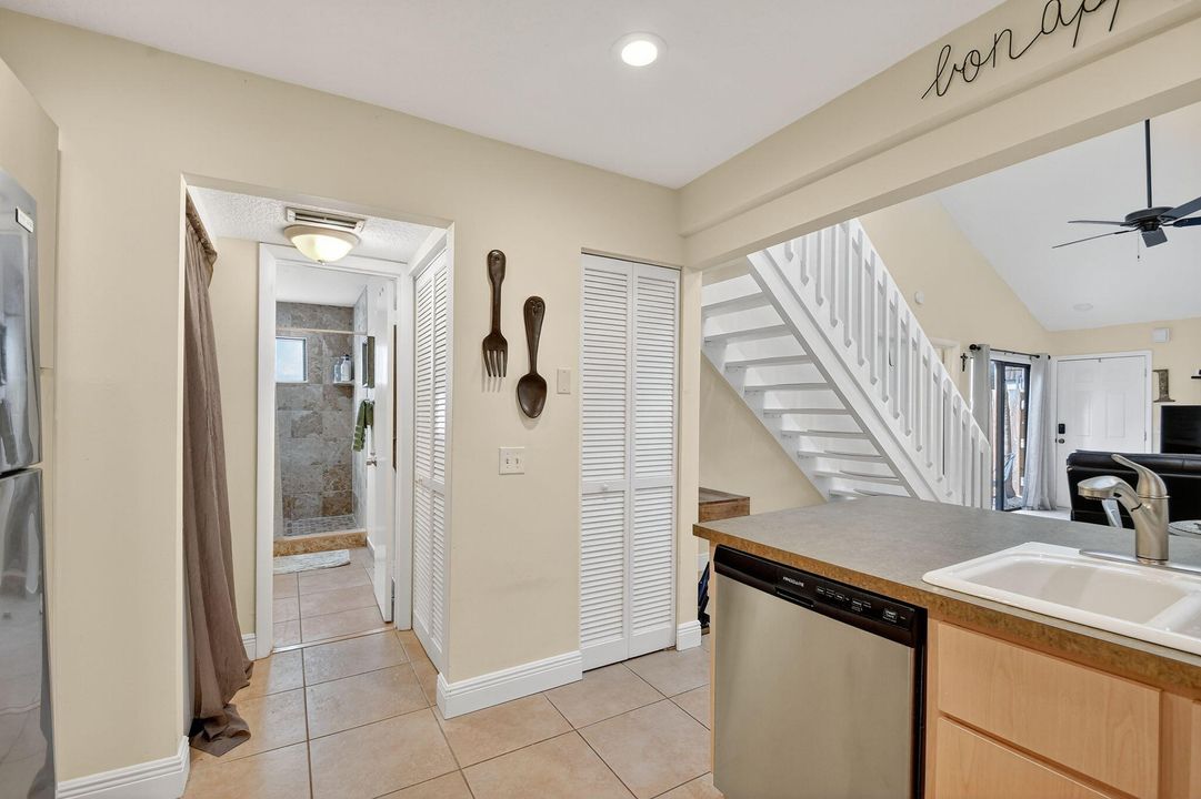 合同活跃: $285,000 (2 贝兹, 2 浴室, 1137 平方英尺)