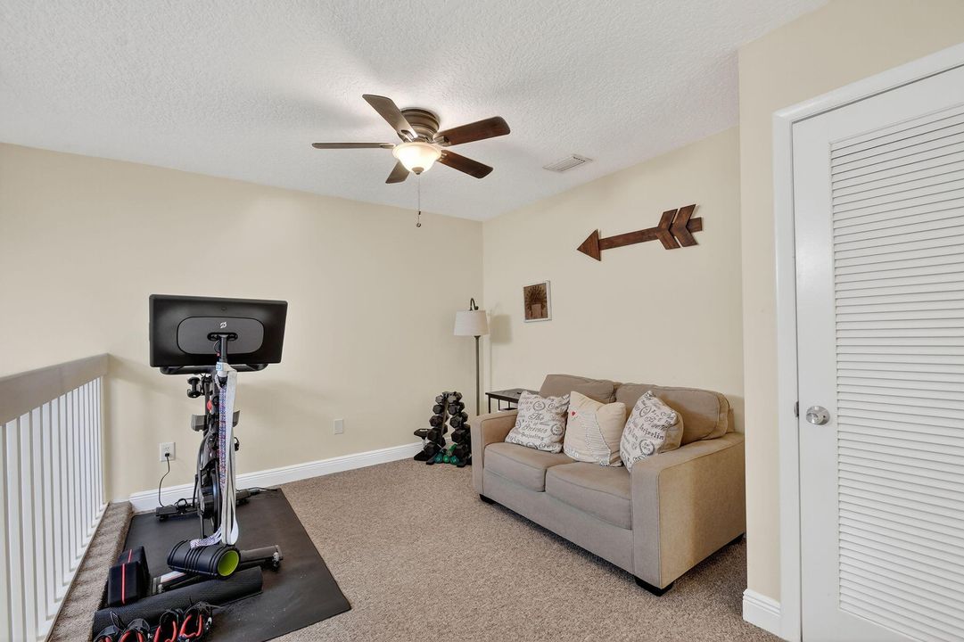 合同活跃: $285,000 (2 贝兹, 2 浴室, 1137 平方英尺)