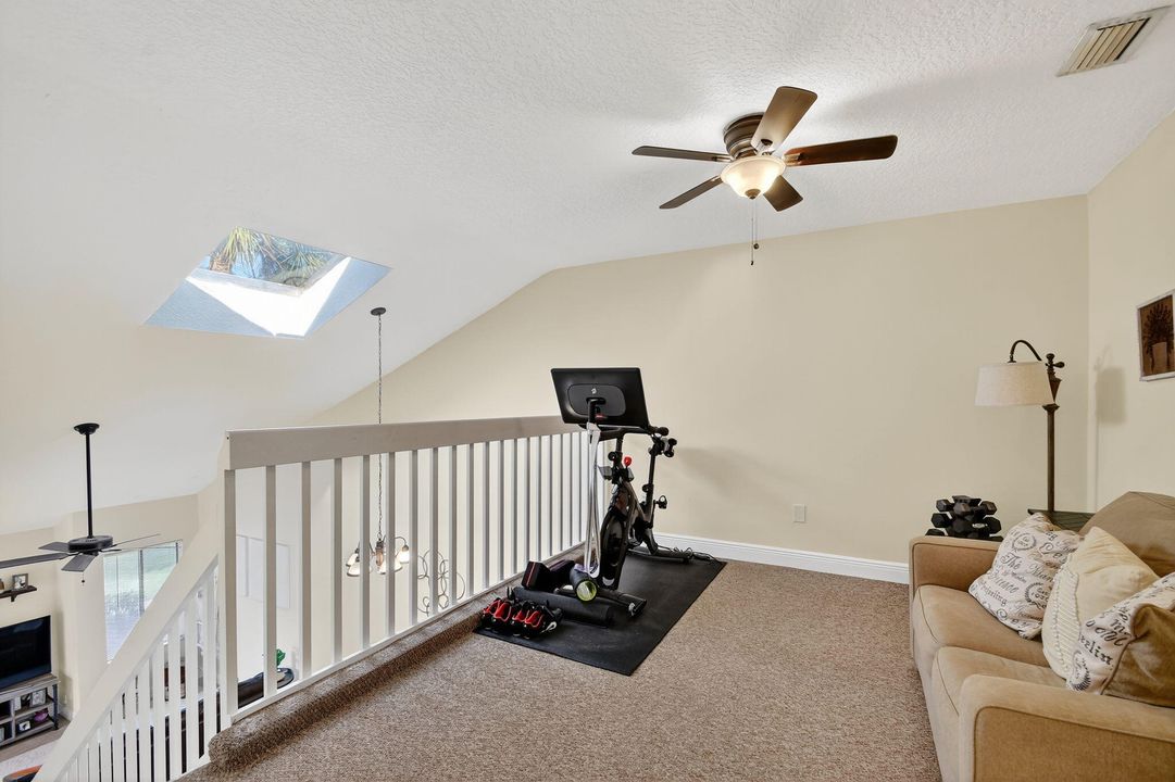 合同活跃: $285,000 (2 贝兹, 2 浴室, 1137 平方英尺)