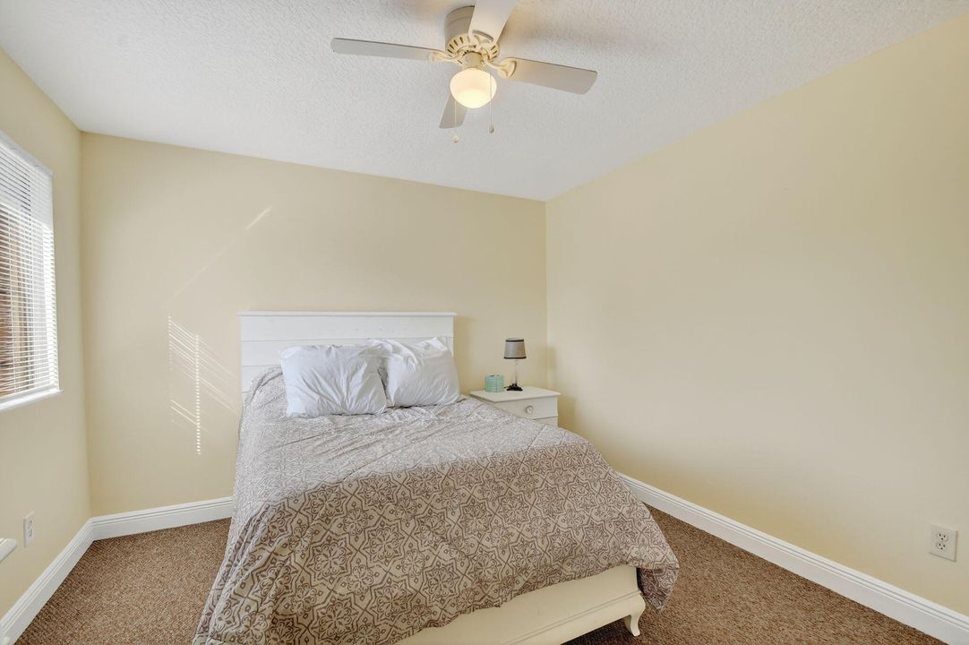 合同活跃: $285,000 (2 贝兹, 2 浴室, 1137 平方英尺)