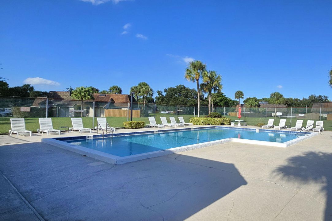 合同活跃: $285,000 (2 贝兹, 2 浴室, 1137 平方英尺)