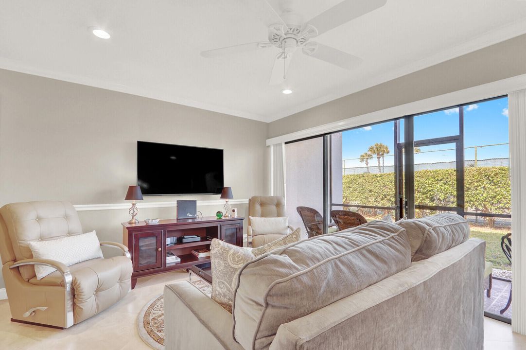 For Rent: $4,800 (1 beds, 1 baths, 704 Square Feet)