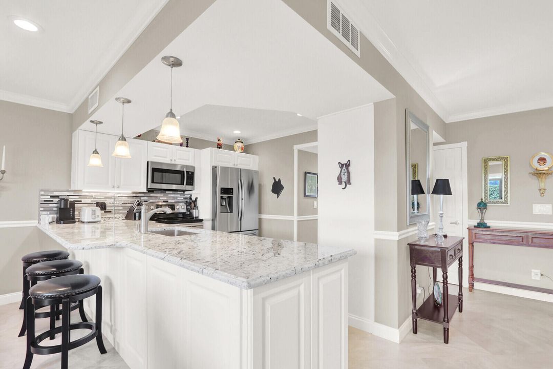 For Rent: $4,800 (1 beds, 1 baths, 704 Square Feet)