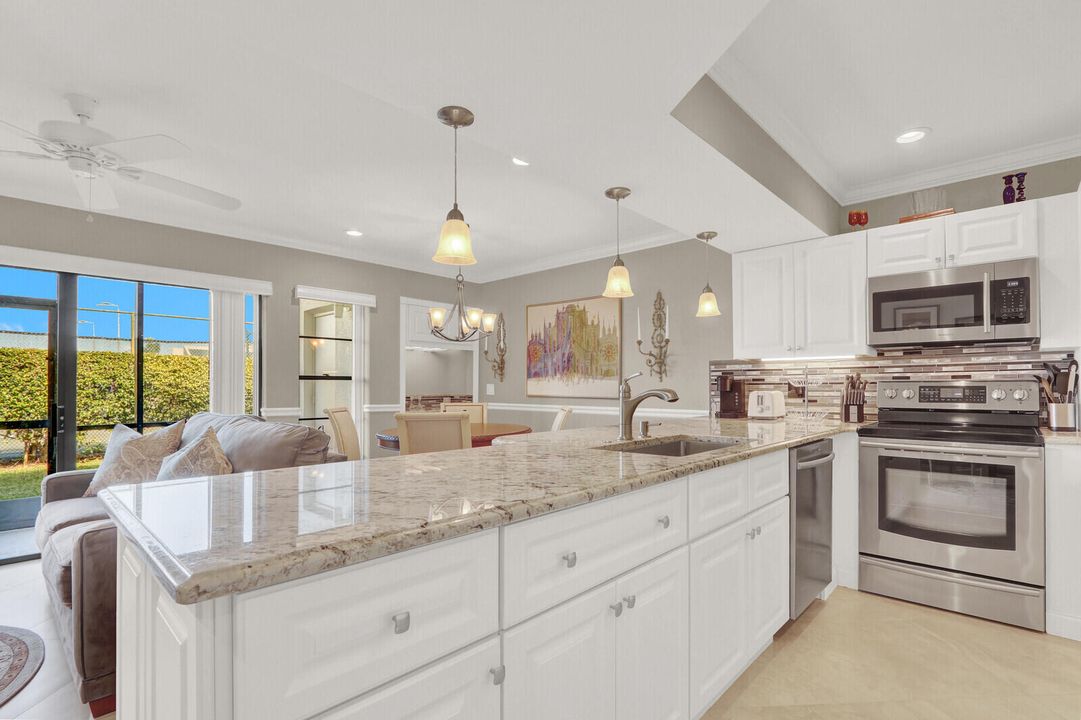 For Rent: $4,800 (1 beds, 1 baths, 704 Square Feet)