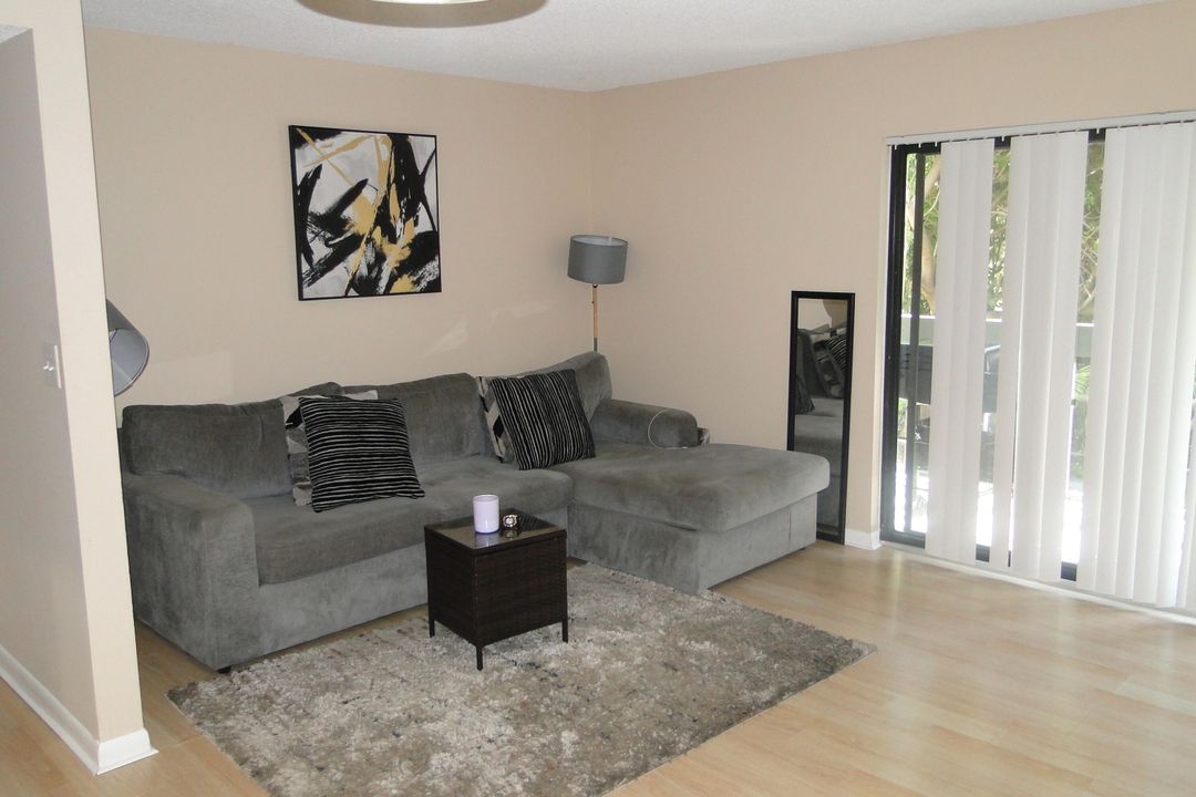 For Sale: $125,000 (1 beds, 1 baths, 720 Square Feet)