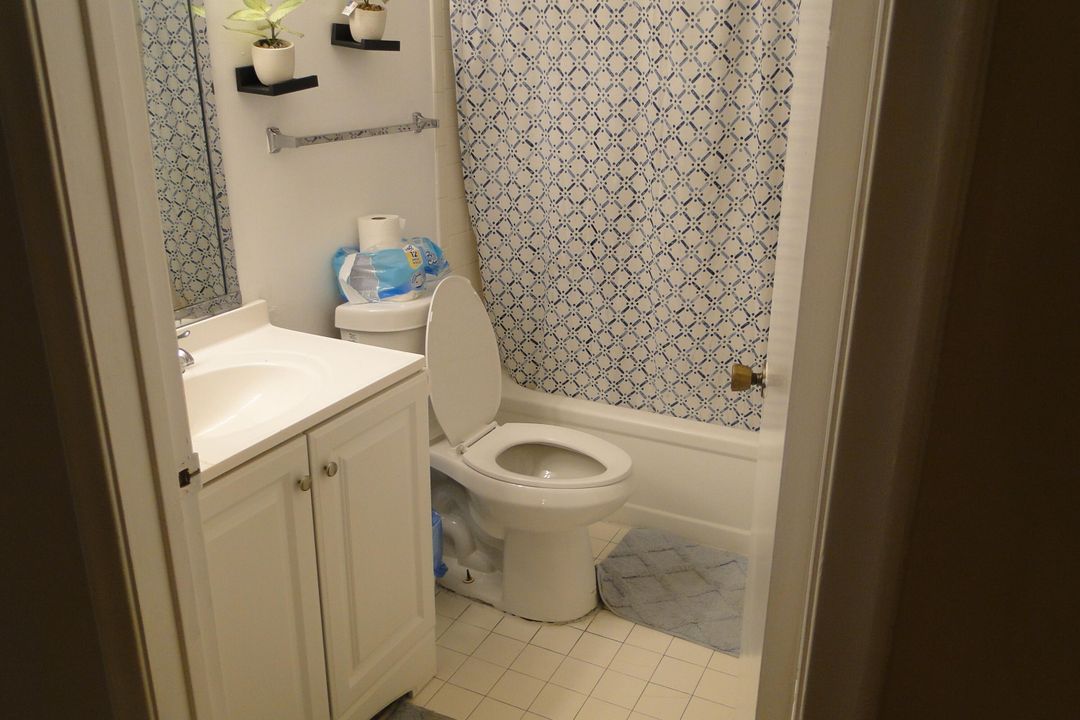 For Sale: $125,000 (1 beds, 1 baths, 720 Square Feet)
