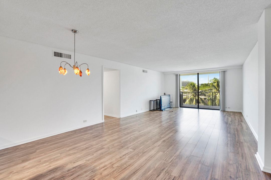 For Sale: $229,500 (2 beds, 2 baths, 1209 Square Feet)