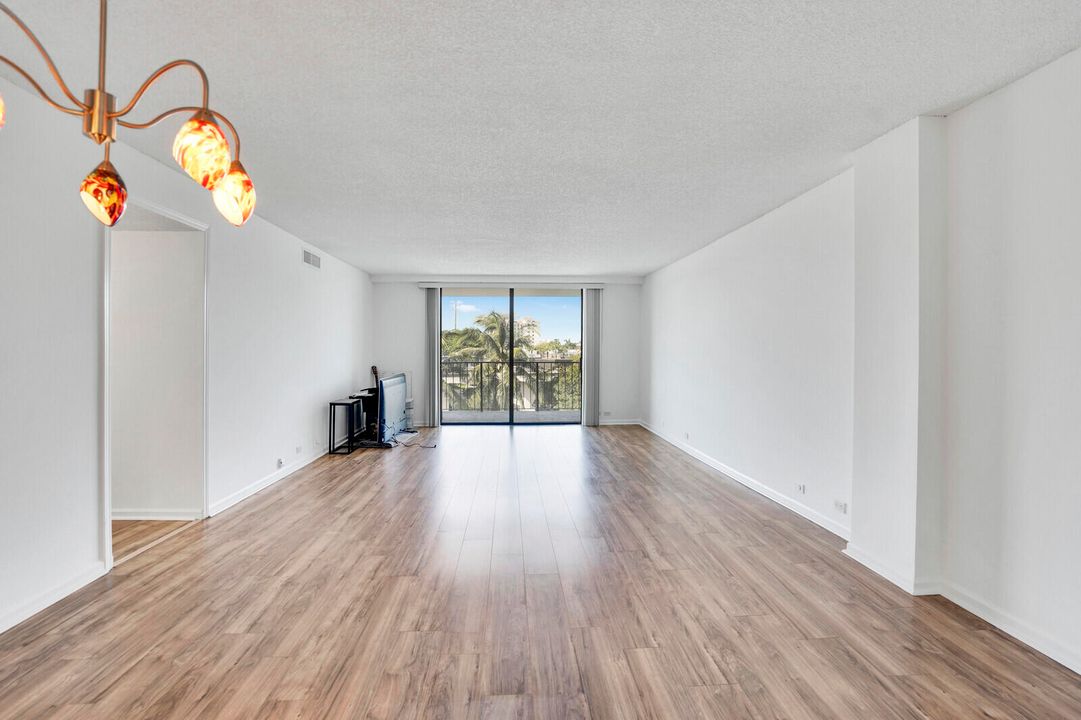For Sale: $229,500 (2 beds, 2 baths, 1209 Square Feet)