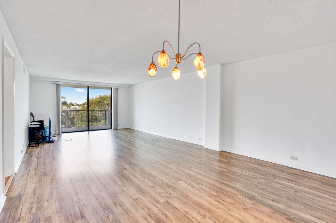 For Sale: $229,500 (2 beds, 2 baths, 1209 Square Feet)