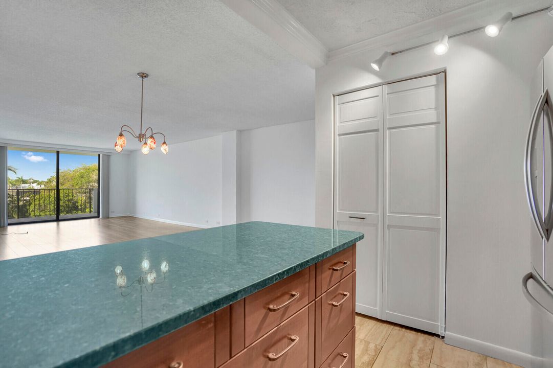 For Sale: $229,500 (2 beds, 2 baths, 1209 Square Feet)