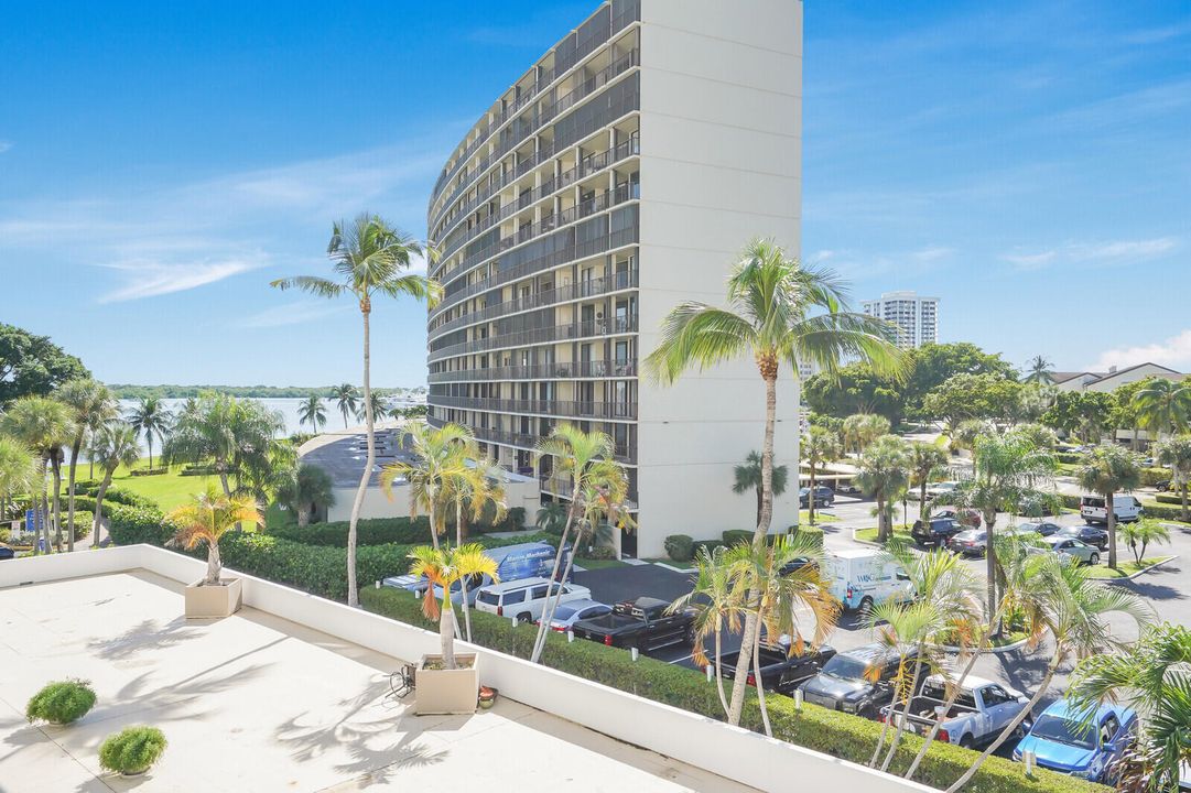 For Sale: $229,500 (2 beds, 2 baths, 1209 Square Feet)