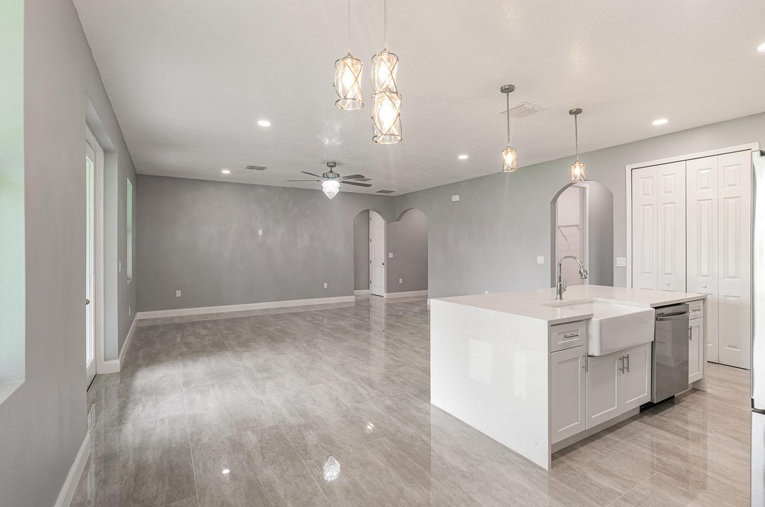 待售: $420,000 (4 贝兹, 2 浴室, 2171 平方英尺)