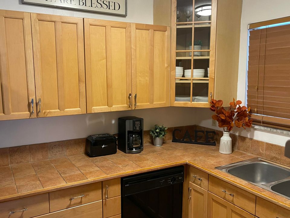 For Rent: $4,250 (3 beds, 2 baths, 1359 Square Feet)