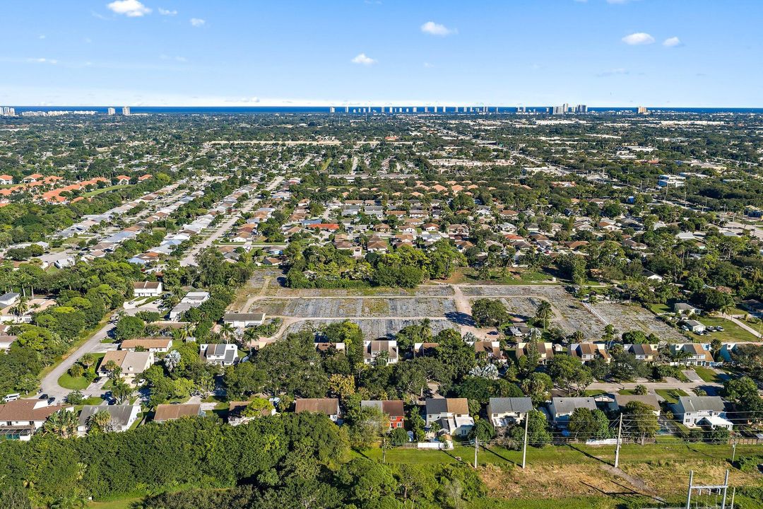 Active With Contract: $374,900 (3 beds, 2 baths, 1279 Square Feet)