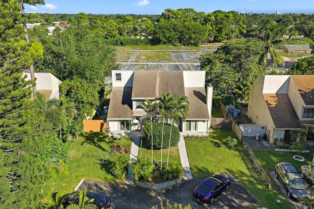 Active With Contract: $374,900 (3 beds, 2 baths, 1279 Square Feet)