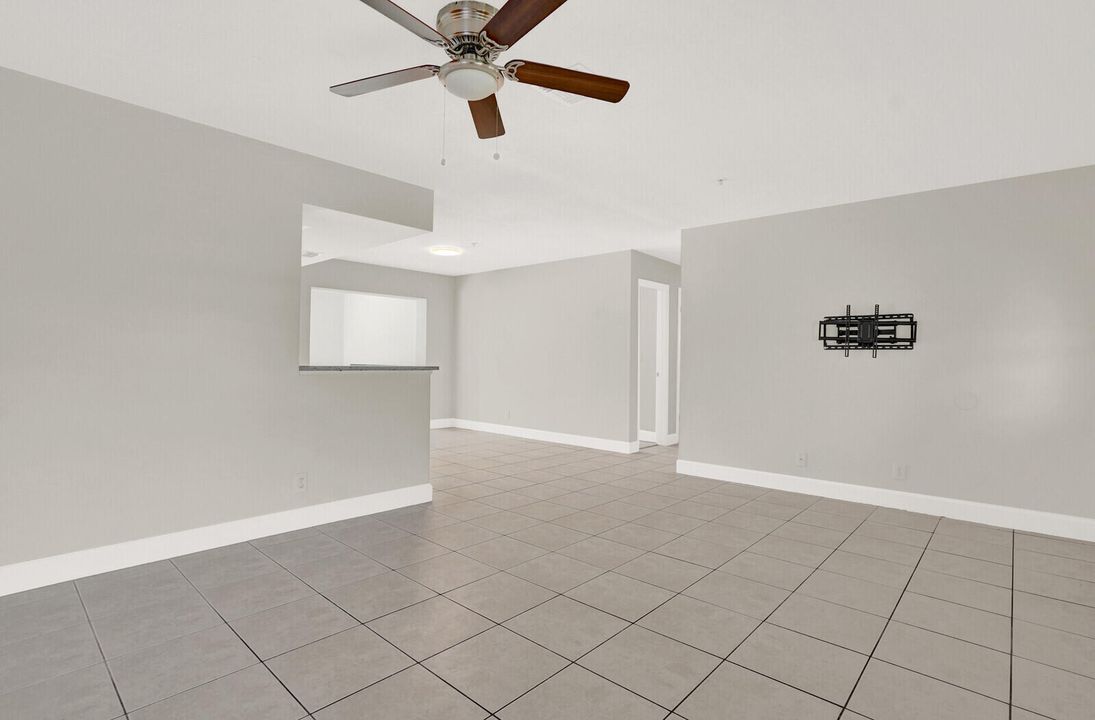 合同活跃: $3,600 (3 贝兹, 2 浴室, 1635 平方英尺)