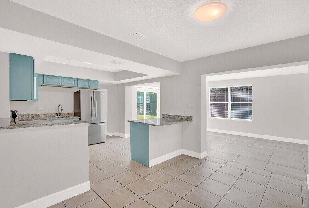 合同活跃: $3,600 (3 贝兹, 2 浴室, 1635 平方英尺)