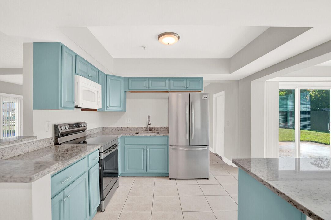 合同活跃: $3,600 (3 贝兹, 2 浴室, 1635 平方英尺)