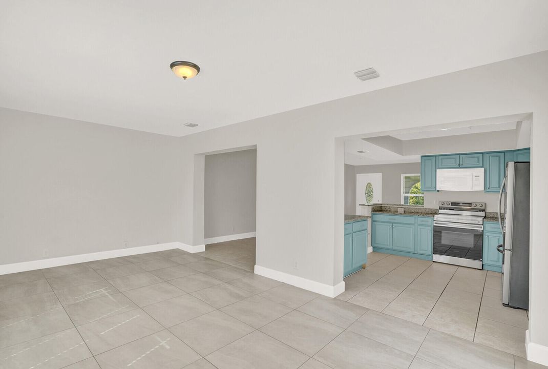 合同活跃: $3,600 (3 贝兹, 2 浴室, 1635 平方英尺)