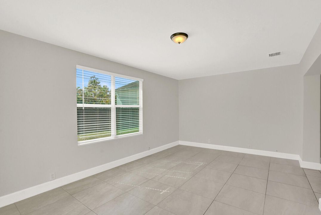 合同活跃: $3,600 (3 贝兹, 2 浴室, 1635 平方英尺)