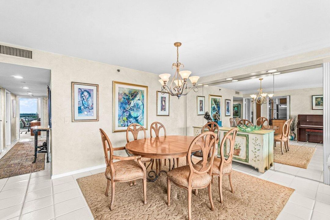 合同活跃: $918,000 (2 贝兹, 2 浴室, 1697 平方英尺)