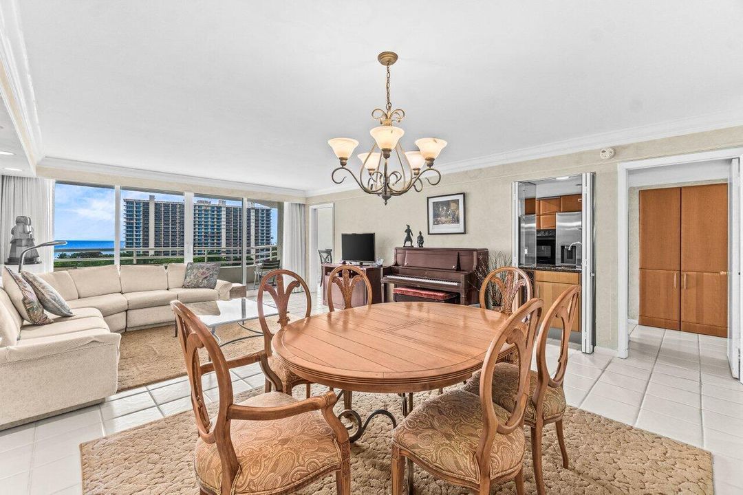 合同活跃: $918,000 (2 贝兹, 2 浴室, 1697 平方英尺)