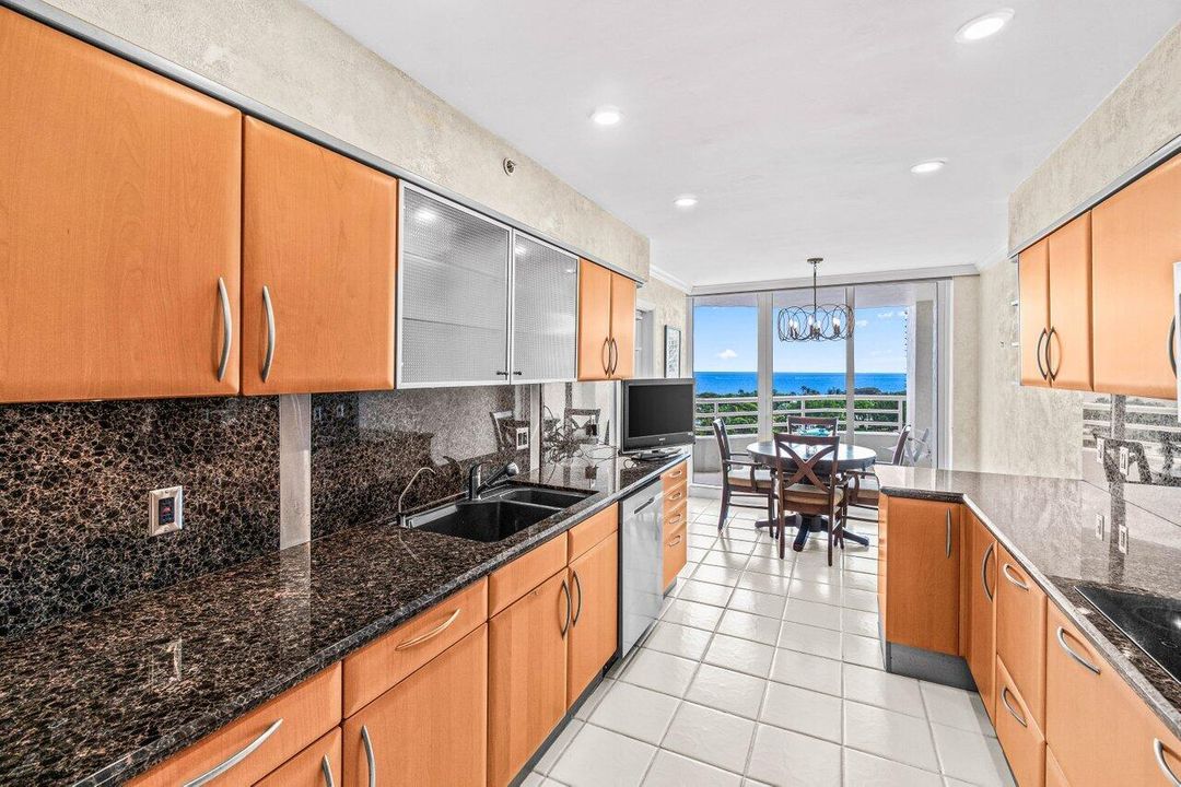 合同活跃: $918,000 (2 贝兹, 2 浴室, 1697 平方英尺)