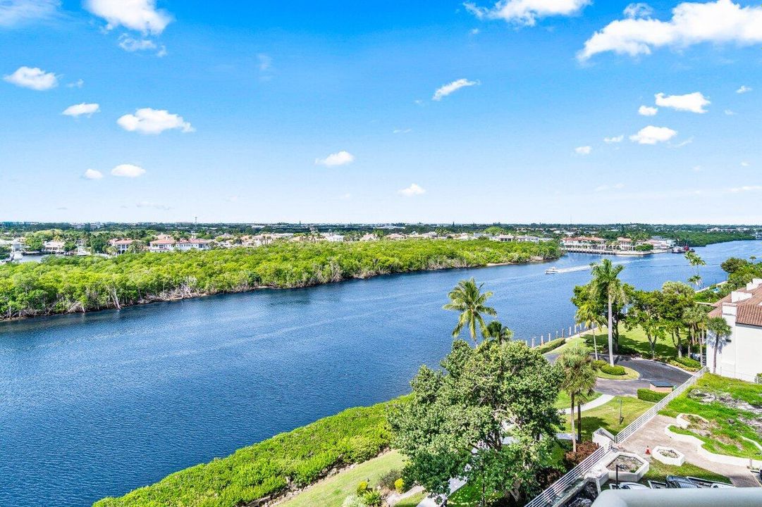 合同活跃: $918,000 (2 贝兹, 2 浴室, 1697 平方英尺)