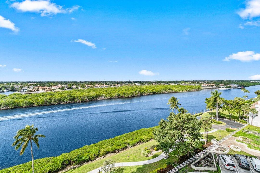 合同活跃: $918,000 (2 贝兹, 2 浴室, 1697 平方英尺)