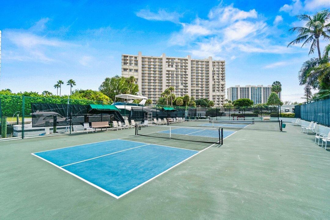 合同活跃: $918,000 (2 贝兹, 2 浴室, 1697 平方英尺)